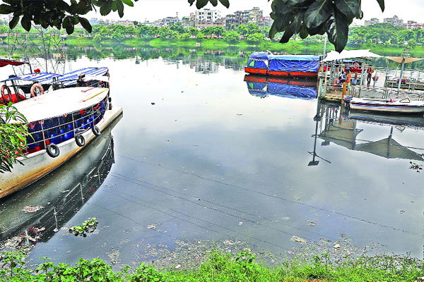 দূষণে বিপর্যস্ত ঢাকার তিন লেক