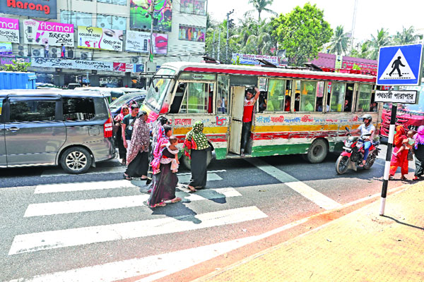 জেব্রা ক্রসিংয়ে পিষে মারার স্বাধীনতা