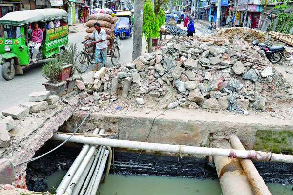 ব্যস্ত সড়কের দুর্ভোগ কালভার্ট