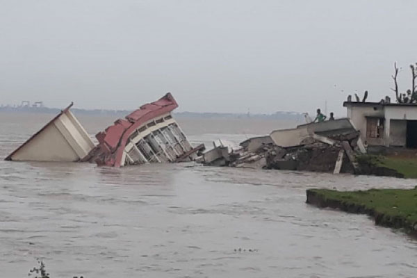 ২৪ ঘণ্টায় স্কুলসহ শতাধিক বাড়ি পদ্মায় বিলীন