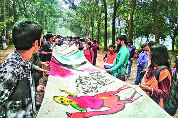 জাবির বন্ধ ক্যাম্পাসে আন্দোলন চলছেই