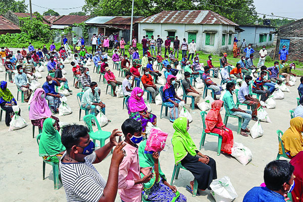 বসুন্ধরার ত্রাণ পেয়ে অসহায় মানুষের মুখে হাসি