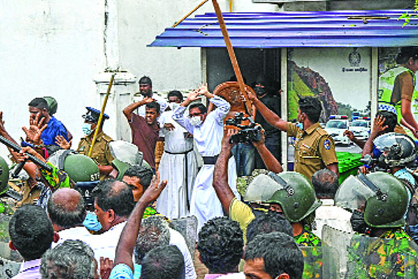 পালানোর পথ খুঁজছে রাজাপক্ষে পরিবার