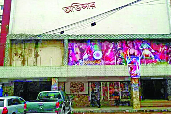 ঘুরে দাঁড়ানোর চেষ্টায় চলচ্চিত্র