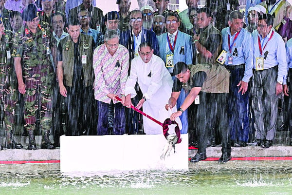 বঙ্গভবনের পুকুরে মাছের পোনা অবমুক্ত করলেন রাষ্ট্রপতি