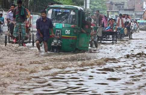 বর্ষায় বিপর্যস্ত রাজধানী