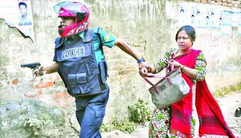 পিকেটিং করতে এসে পুলিশের হাতে আটক 