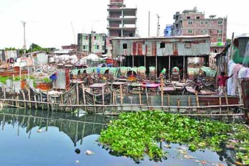 দখলে দূষণে নিঃস্ব বালু-বুড়িগঙ্গা