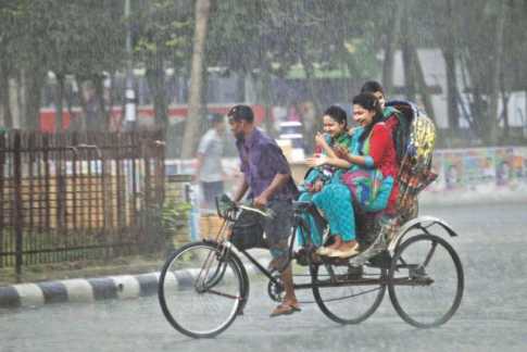 রাজধানীতে ঝিরঝিরে বৃষ্টি
