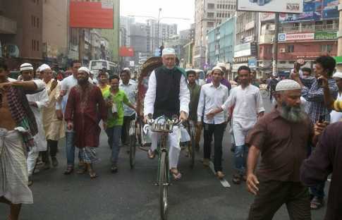 রিক্সা চালিয়ে মসজিদ থেকে ফিরলেন কাদের সিদ্দিকী!