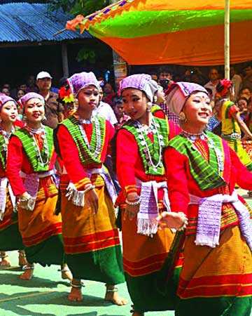 আনন্দের জোয়ারে ভাসছে পাহাড়
