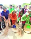 রাস্তা পরিষ্কারে আনিসুল হক
