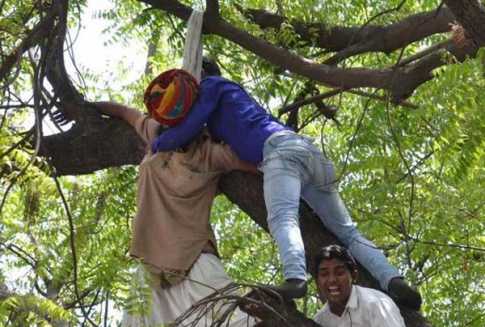 আম আদমির সমাবেশে কৃষকের আত্মহত্যা