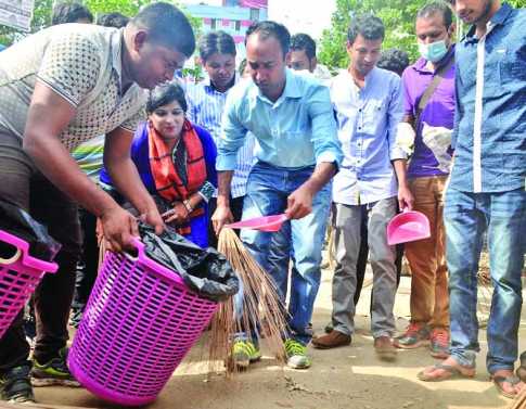 এবার রাস্তা পরিষ্কারে ঝাড়ু হাতে তাবিথ