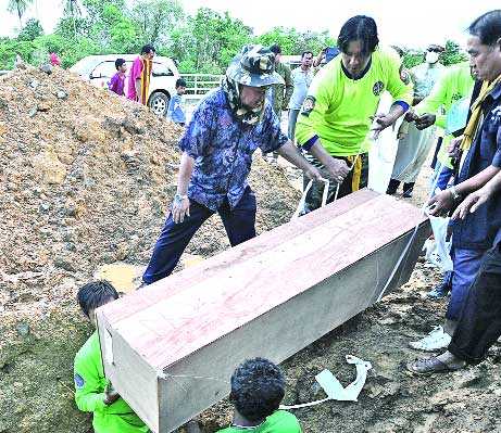 এক বন্দীশিবিরেই ৪শ বাংলাদেশি ও রোহিঙ্গা 