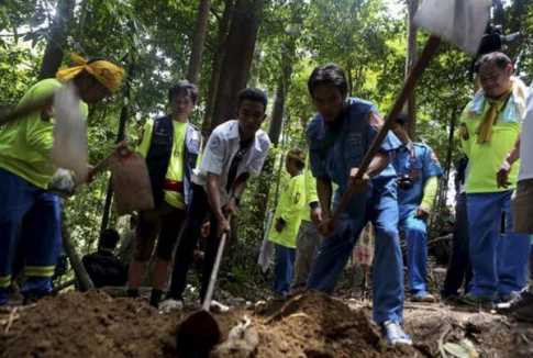 গণকবর: সন্দেহভাজন ১২ মালয়েশীয় পুলিশ আটক