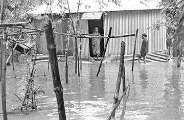 খাল ভরাট করে মার্কেট পানিবন্দী বহু মানুষ
