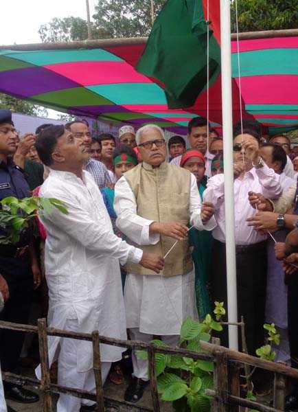 নীলফামারীতের আনুষ্ঠানিকভাবে জাতীয় পতাকা উত্তোলন