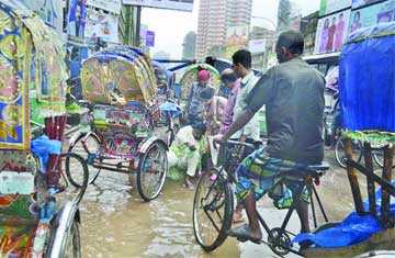 বৃষ্টিতে স্থবির নগরীর জনজীবন 