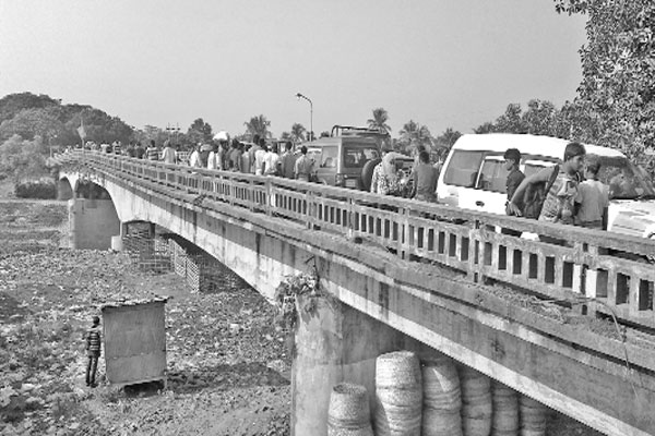 চুয়াডাঙ্গা-মেহেরপুর সড়কের মাথাভাঙ্গা নদীর ব্রিজটির মাঝামাঝি স্থানে ফাটল