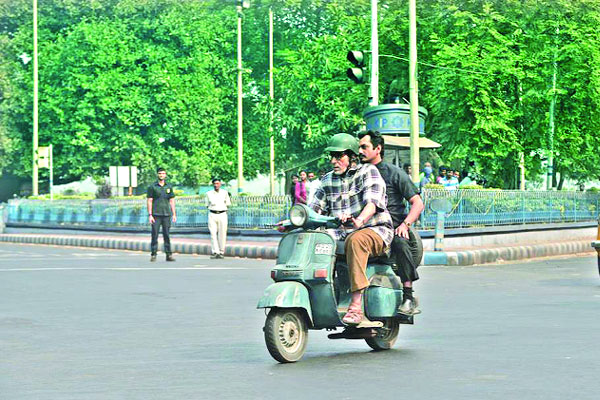 ছুটির সকালে কলকাতা মাতালেন অমিতাভ