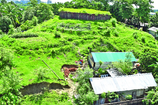 চট্টগ্রামে রেলের জায়গা দখল করে অবৈধ বসতি