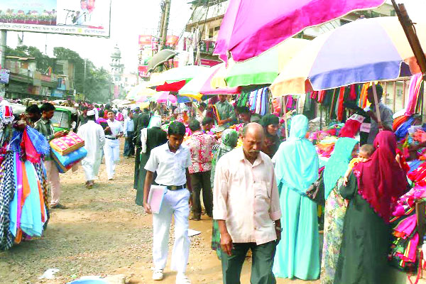 কান্দিরপাড়ের ফুটপাথ হকারদের দখলে