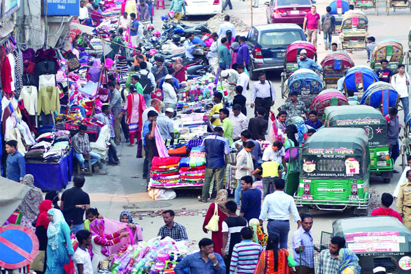 দখলে রাজধানীর ফুটপাথ