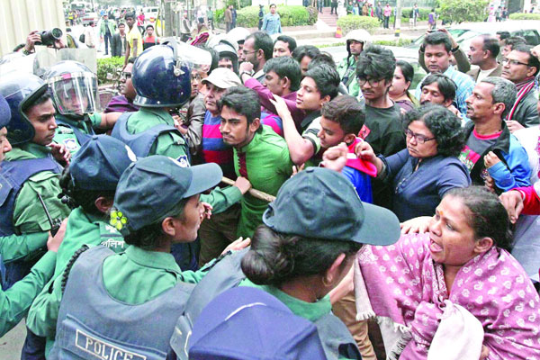 জাগরণ মঞ্চের পাকিস্তান দূতাবাস ঘেরাওয়ে পুলিশের বাধা