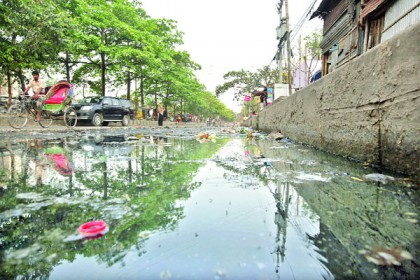 প্রবীণ হাসপাতালের পাশে শেষ হয় না জলাবদ্ধতা!