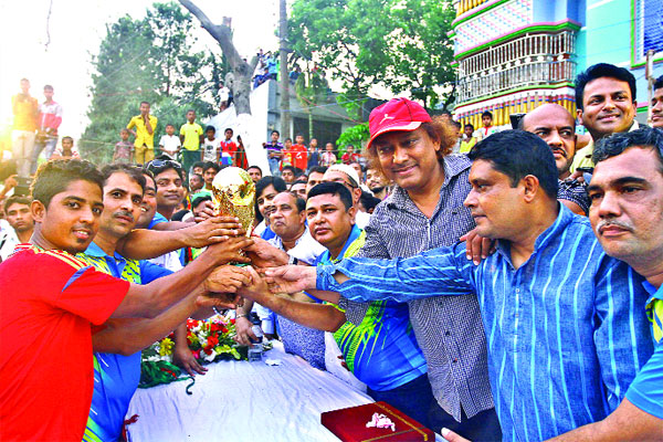 গোল্ডকাপ ফুটবল ফাইনালে ডুমনি সিবি স্পোর্টিং ক্লাব