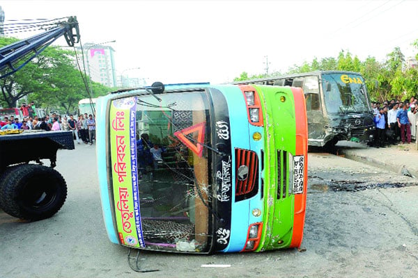 দুই বাস চাপা দিয়ে মারল প্রাইভেটকারের তিন আরোহীকে