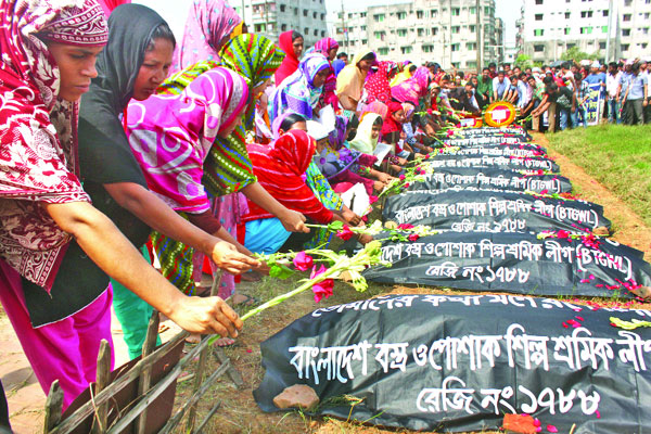 শ্রদ্ধাভরে নিহতদের স্মরণ ক্ষতিপূরণ ও জড়িতদের শাস্তির দাবি