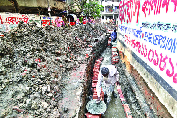 নগরজুড়ে খোঁড়াখুঁড়ি উৎসব