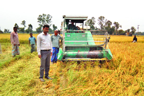 ধান মাড়াইয়ের যন্ত্র হার্ভেস্টর মেশিন