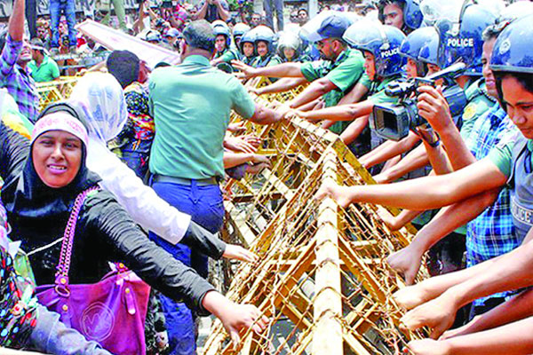 পুলিশ নার্স সংঘর্ষে আহত ৫০