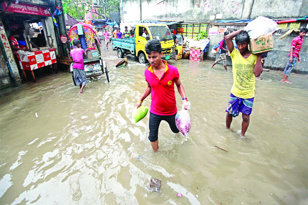 বৃষ্টিতে ঢাকার রাস্তায় হাঁটুপানি