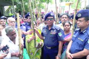 এবার মানুষের হাতে লাঠি ও বাঁশি দিলেন খুলনার ডিআইজি