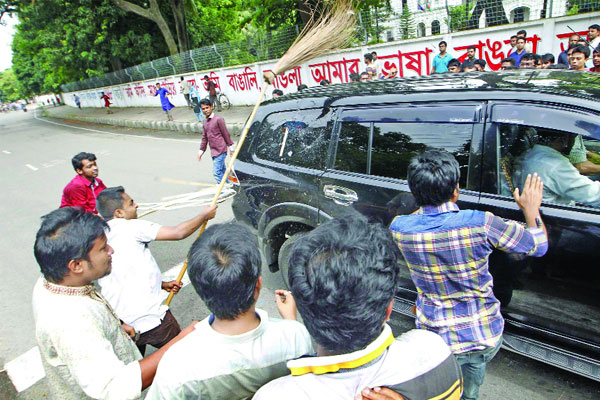 ঢাবিতে তুলকালাম, ভিসির গাড়ি ভাঙচুর রেজিস্ট্রারকে অব্যাহতি