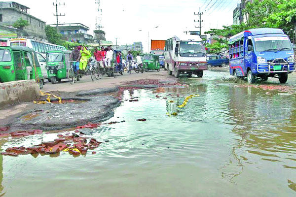 চট্টগ্রামে বেহাল সড়কে নাভিশ্বাস