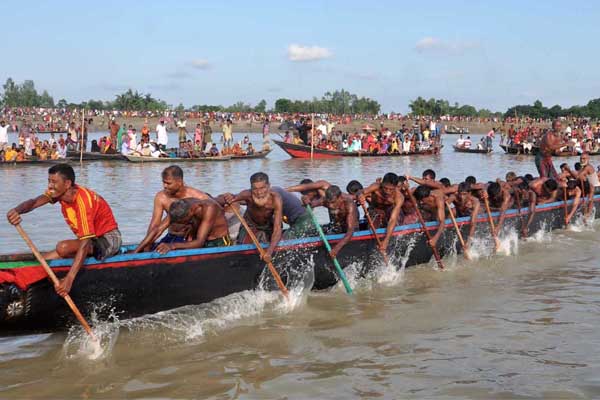 জামালপুরে অনুষ্ঠিত হল ঐতিহ্যবাহী নৌকা বাইচ