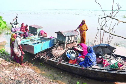 পানির ঢেউয়ে উথাল-পাথাল পদ্মা