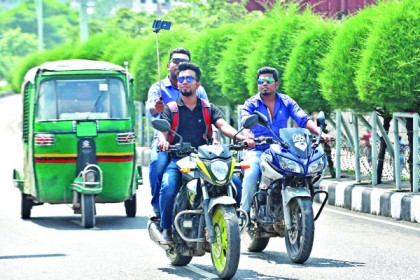 সেলফি আসক্তিতে মৃত্যুঝুঁকি   