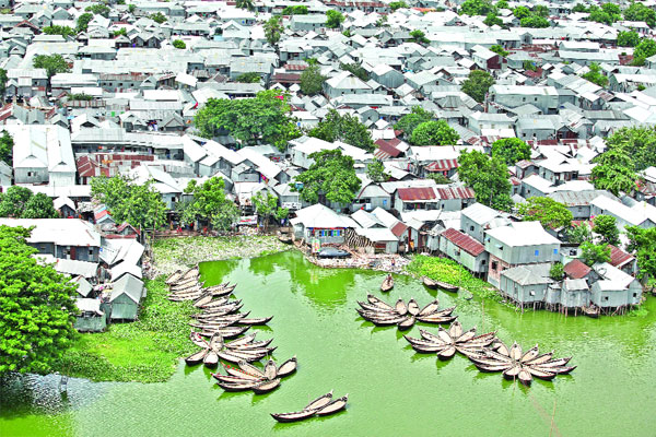 বস্তিজুড়ে অপরাধের আখড়া