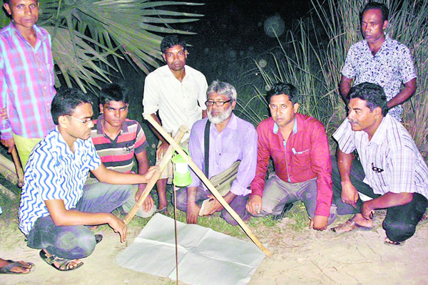 ধানের পোকা নিধনে আলোক ফাঁদ