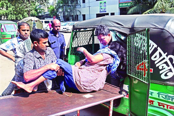 অ্যাম্বুলেন্স সিন্ডিকেটে জিম্মি রোগীরা