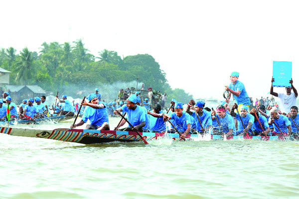 খুলনায় নৌকাবাইচে মানুষের ঢল