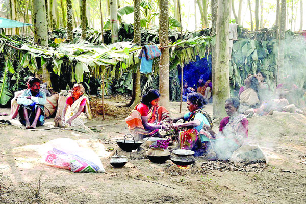 এখনো খোলা আকাশের নিচে সাঁওতালরা