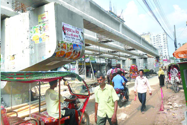 ফ্লাইওভার নির্মাণে ধীরগতিতে ভোগান্তি


 