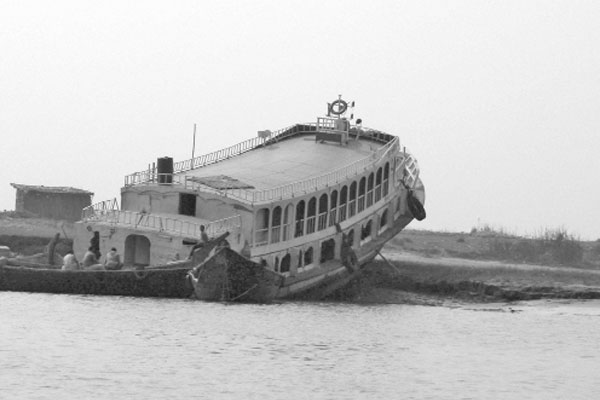 চরে আটকেপড়া লঞ্চ

১০ ঘণ্টা পর উদ্ধার